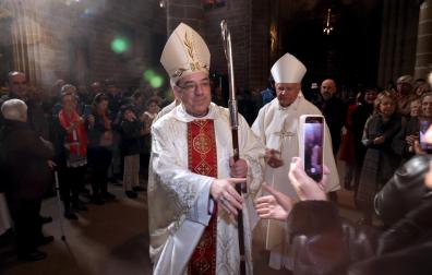 Florencio Roselló saluda a una asistente a su ordenación como arzobispo, el 27 de enero de 2024 en la catedral de Pamplona.