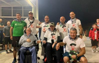 Todos los protagonistas de la 'Pedrada 4 Picos ELA Stop', a su llegada a Subiza tras completar el reto