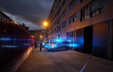Fotos del lugar del asesinato de una joven en una bajera del barrio de la Rochapea en Pamplona. /