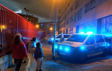 Fotos del lugar del asesinato de una joven en una bajera del barrio de la Rochapea en Pamplona. /