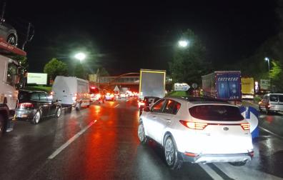 Retenciones a la entradsa del área de servicio de Pagozelai por el camión volcado en la A-15