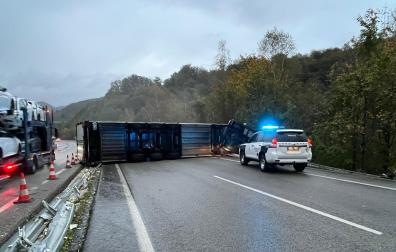 El camión accidentado, volcado sobre la vía