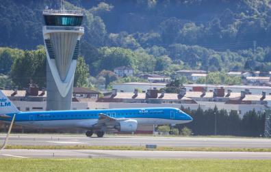 Imagen de archivo donde un avión despega de la pista del aeropuerto de Bilbao