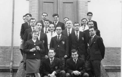 Foto de archiva de la primera promoción de médicos, con solo una chica, de la Universidad de Navarra, en la 'Escuela Vieja' del Hospital de Navarra.