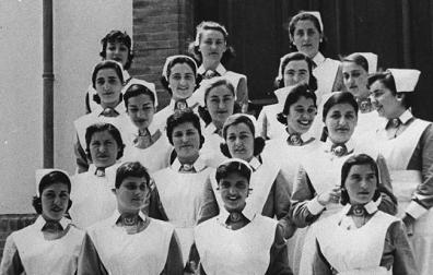 Imagen de archivo de la primera promoción de enfermeras de la entonces Escuela de Enfermería de la Universidad de Navarra.