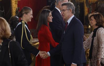 Los reyes de España, Felipe VI y Letizia, y la princesa de Asturias, Leonor de Borbón, saludan al líder popular, Alberto Núñez Feijóo (2d), y a la presidenta del Consejo de Estado, Carmen Calvo (d), mientras presiden la recepción con motivo del día de la Fiesta Nacional de España