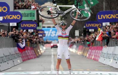 Pogacar celebra su cuarta victoria consecutiva en la clásica Il Lombardía