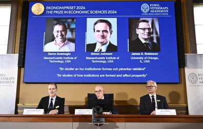 De izda. a dcha., Jakob Svensson, Hans Ellegren y Jan Teorell, de la academia sueca, anunciando los galardonados con el Nobel de Economía 2024