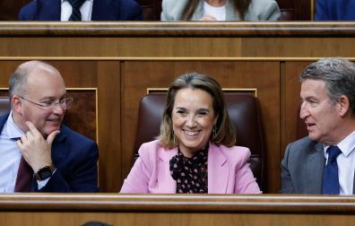 El presidente del PP, Alberto Núñez Feijóo (d), junto al portavoz del partido, Miguel Tellado (i) y la diputada Cuca Gamarra durante la sesión de control celebrada este miércoles en el Congreso