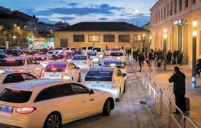 La pérgola se situará al fondo de la imagen, junto a la fachada de la estación