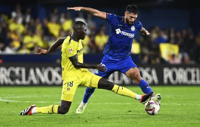 Pape Gueye y Omar Alderete pugnan por el balón durante el partido