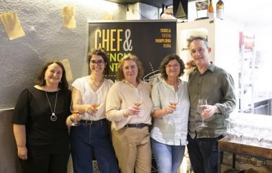 De izq. a dcha.: Idoya Fernández Pan, Iranzu Zalba, Montserrat Navarro, Pilar García Granero e Iñigo Arozarena, con el vermut navarro en sus copas