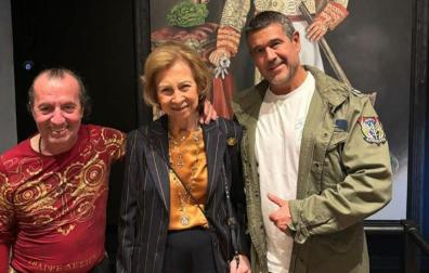 Floren Domezain, a la izquierda, junto a la Reina Sofía
