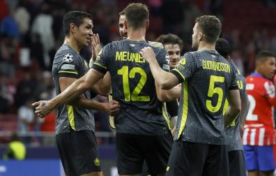 Alegría de los jugadores del Lille tras anotar un tanto en el Metropolitano