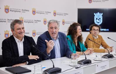 De izquierda a derecha: Mikel Armendariz (Geroa Bai), Joseba Asiron y Garbiñe Bueno (EH Bildu) y Txema Mauleón (Contigo/Zurekin)