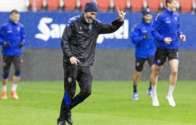 Graciosa imagen de Vicente Moreno, bajo el aguacero, durante el entrenamiento de este viernes en El Sadar