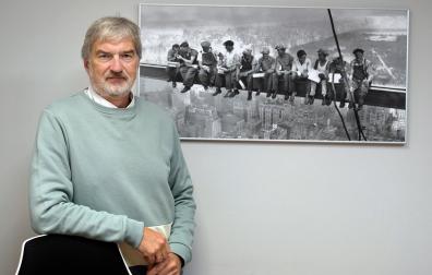 Alfonso Echávarri, en su despacho del Teléfono de la Esperanza, junto a la imagen que se convirtió en un símbolo de resistencia durante la Gran Depresión