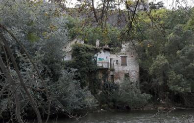 Imagen del estado actual de la Casa de Curtidores, junto al río Arga