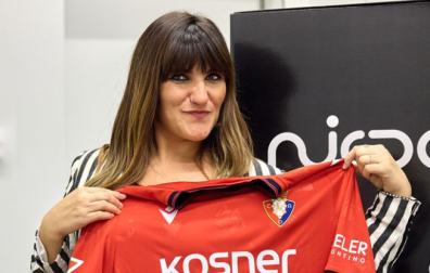 Rozalen posa con la camiseta de Osasuna