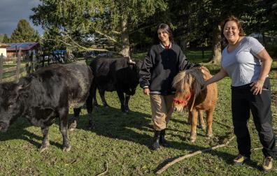 EN LIZASO (ULTZAMA) Elisa Segovia Tíscar, graduada en Trabajo Social, posa con los animales de la Granja Escuela Ultzama y con su responsable, Beatriz Ochotorena Villanueva