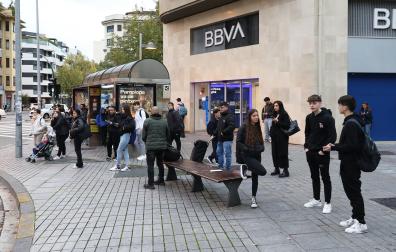 Imágenes de las paradas de villavesas en Pamplona con motivo de la huelga en el transporte de este lunes, 28 de octubre