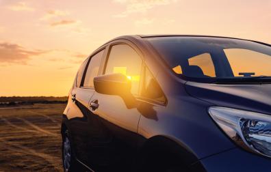La OCU recomienda comprobar si el coche está asegurado antes de conducirlo o incluso mantenerlo aparcado en la vía pública