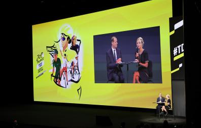 El director general del Tour, Christian Prudhommey la directora de la ronda femenina, Marion Rousse, durante la presentación de la ronda gala para 2025