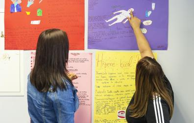 Dos alumnas hace un ejercicio durante uno de los cursos municipales