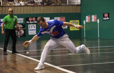 Iñaki Artola trata de llevar una pelota desde el ancho en un partido anterior en el Astelena.