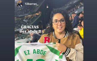 Instantánea publicada por Juan Dávila en su cueta de Instagram con la joven con cáncer a la que le dio su camiseta Ez Abde