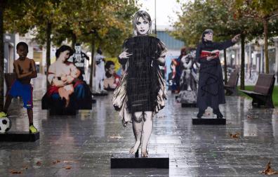 Una de las obras de la exposición de LKN dedicada a la actriz pamplonesa Clara Galle ha sido pintada de negro