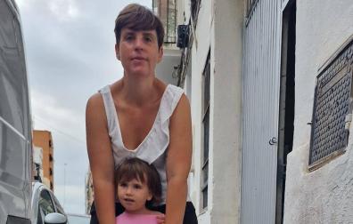 Patricia Pérez con su hija, ambas de Pamplona.