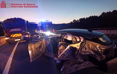Estado en el que quedó el vehículo accidentado en la AP-15 en Pueyo