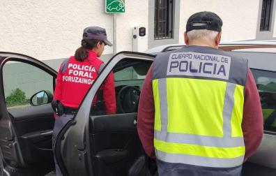 Momento del traslado de los detenidos a la comisaría de Pamplona