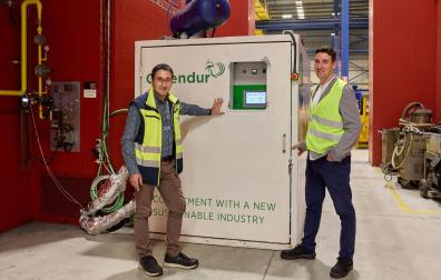 José María Silva, director de excelencia operativa en Comansa, y Jesús Castillo, director general de Greendur, posan junto a la batería térmica puesta a prueba