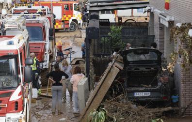 Destrozos en una zona residencial de la localidad de Alfafar, en Valencia, este sábado