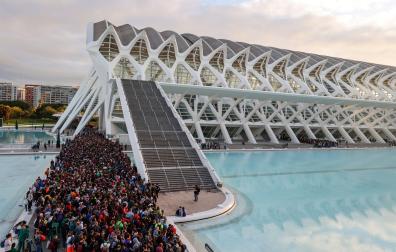 Cientos de voluntarios en la Ciudad de las Artes y las Ciencias, a 2 de noviembre de 2024, en Valencia, Comunidad Valenciana (España)