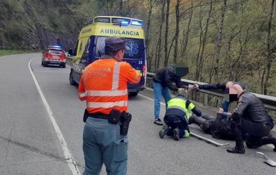 Sanitarios y efectivos de Policía Foral, en el lugar del suceso