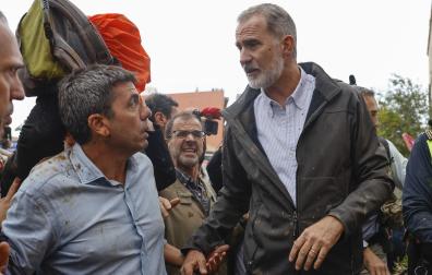 Carlos Mazón, junto a Felipe VI, durante la accidentada visita a Paiporta