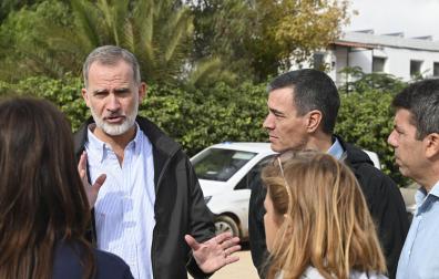 Felipe VI, Pedro Sánchez y Carlos Mazón, antes de que comenzaran los incidentes