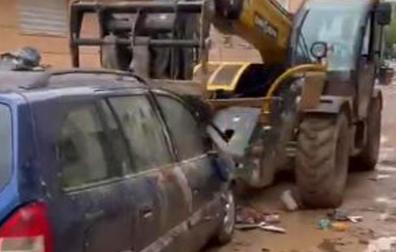 La maquinaria pesada de Construcciones Erriberri, de Olite, ayuda a los afectados por las inundaciones