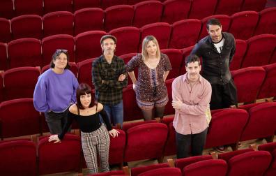 En primer plano, Iratxe García Uriz y Oier Zuñiga. Detrás, Laura Laiglesia, Txori García Uriz, Leire Ruiz y José Padilla, en el Teatro Gayarre