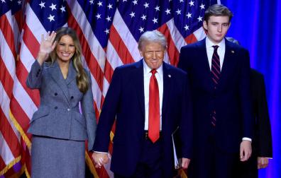 Donald J. Trump, celebra sus resultados con su mujer Melania Trump y su hijo Barron Trump