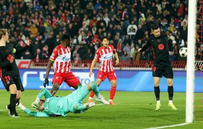 Roberto Lewandowski, con el muslo, anotó el 1-3, segundo en su cuenta particular /