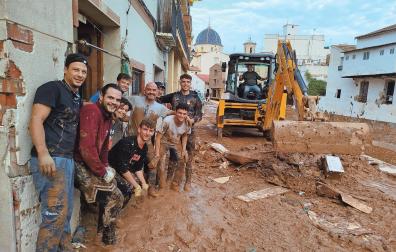 Un primer ‘batallón’ sin militares, sin servicios de emergencias, y compuesto por vecinos en los trabajos para rescatar una de las viviendas