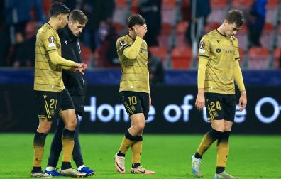Los jugadores de la Real se retiran cabizbajos tras caer derrotados en el feudo del Viktoria Pilsen /
