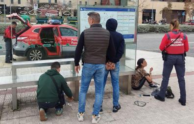 Momento en que agentes de la Policía Foral arrestan a un hombre en Sarriguren por una requisitoria judicial