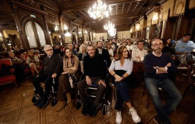El exportero de fútbol Juan Carlos Unzué (c), diagnosticado hace años de ELA, durante el acto celebrado este jueves en el Nuevo Casino Principal en Pamplona