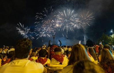 Miles de personas se congregan cada noche para los fuegos en San Fermín