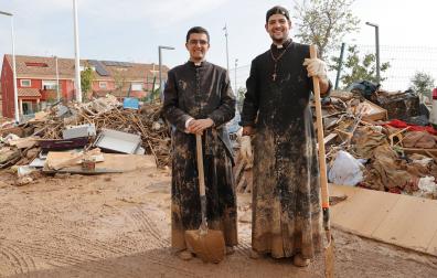 Los sacerdotes Fede (izda) y Luca (dcha) trabajaban para despejar la zona el pasado martes en Paiporta